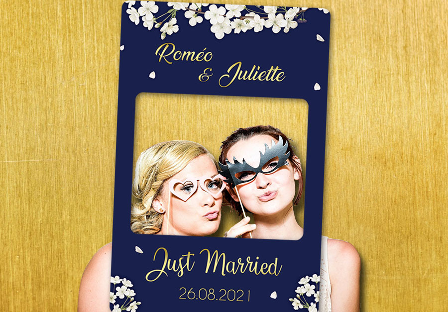 cadre-photobooth-personnalise-mariage-bleu-or-decoration-fleurs-blanches