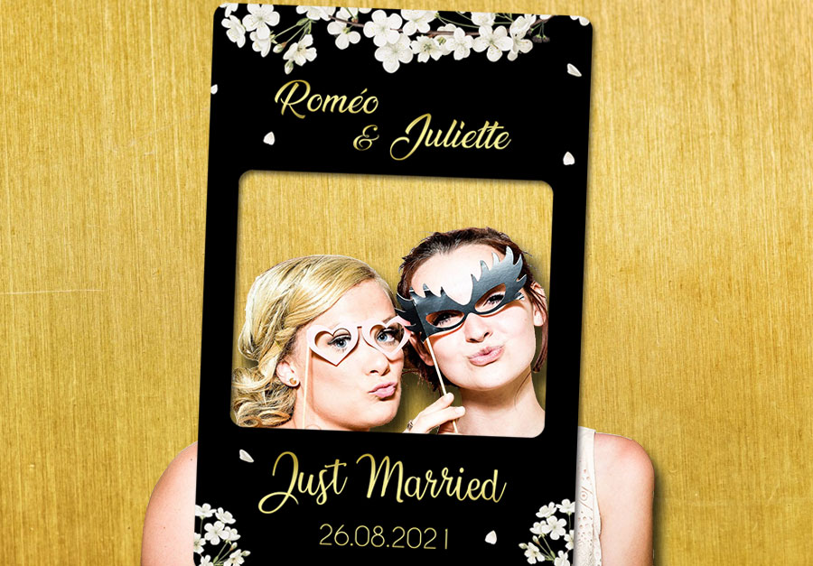 cadre-photobooth-personnalise-mariage-noir-or-decoration-fleurs-blanches